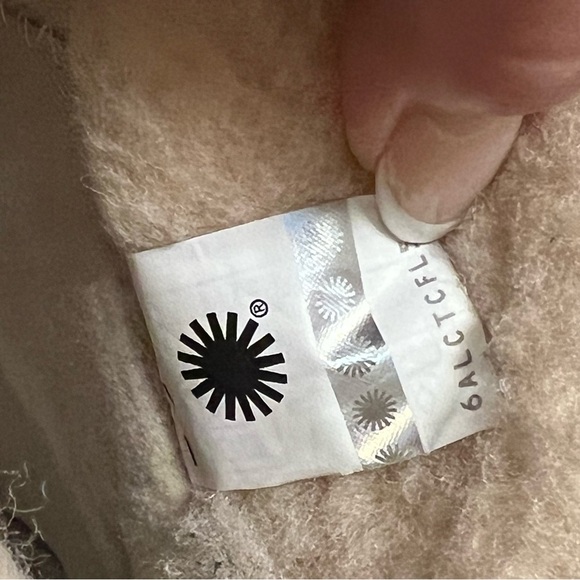 UGG Miwo Utility Weather men’s laceup boots, tan color, size 11 - Picture 16 of 16